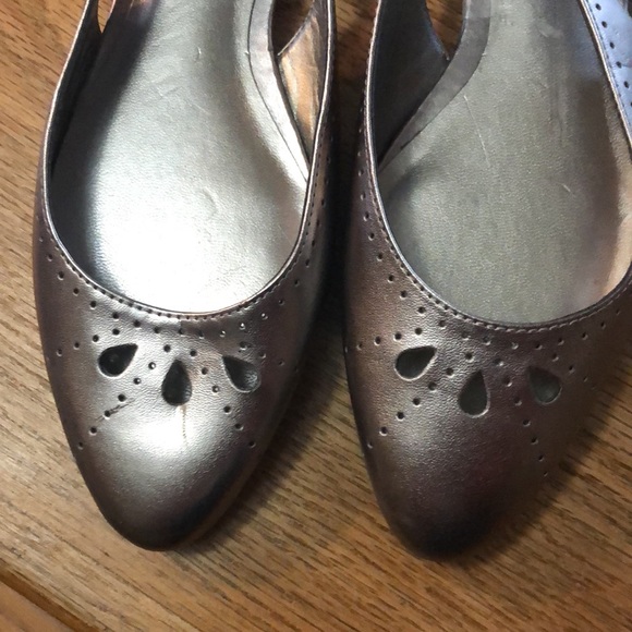Ann Taylor Loft slingback silver shoes size 6. - Picture 4 of 8